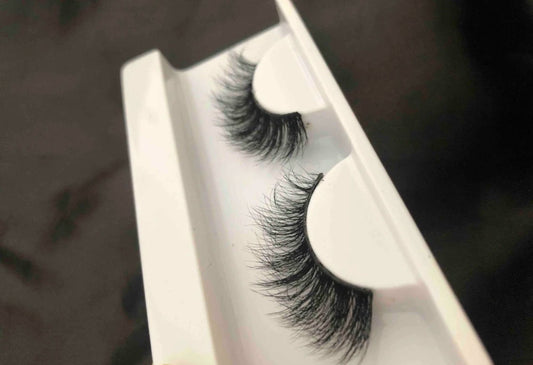image displaying strip lashes