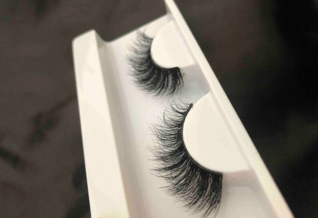 image displaying strip lashes 