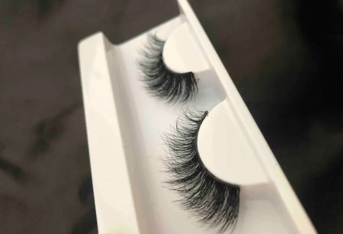 image displaying strip lashes 