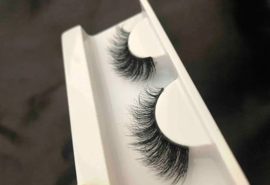 image displaying strip lashes 